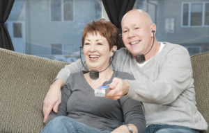 אוזניות אלחוטיות לטלוויזיה ומגבר שמיעה סביבתי